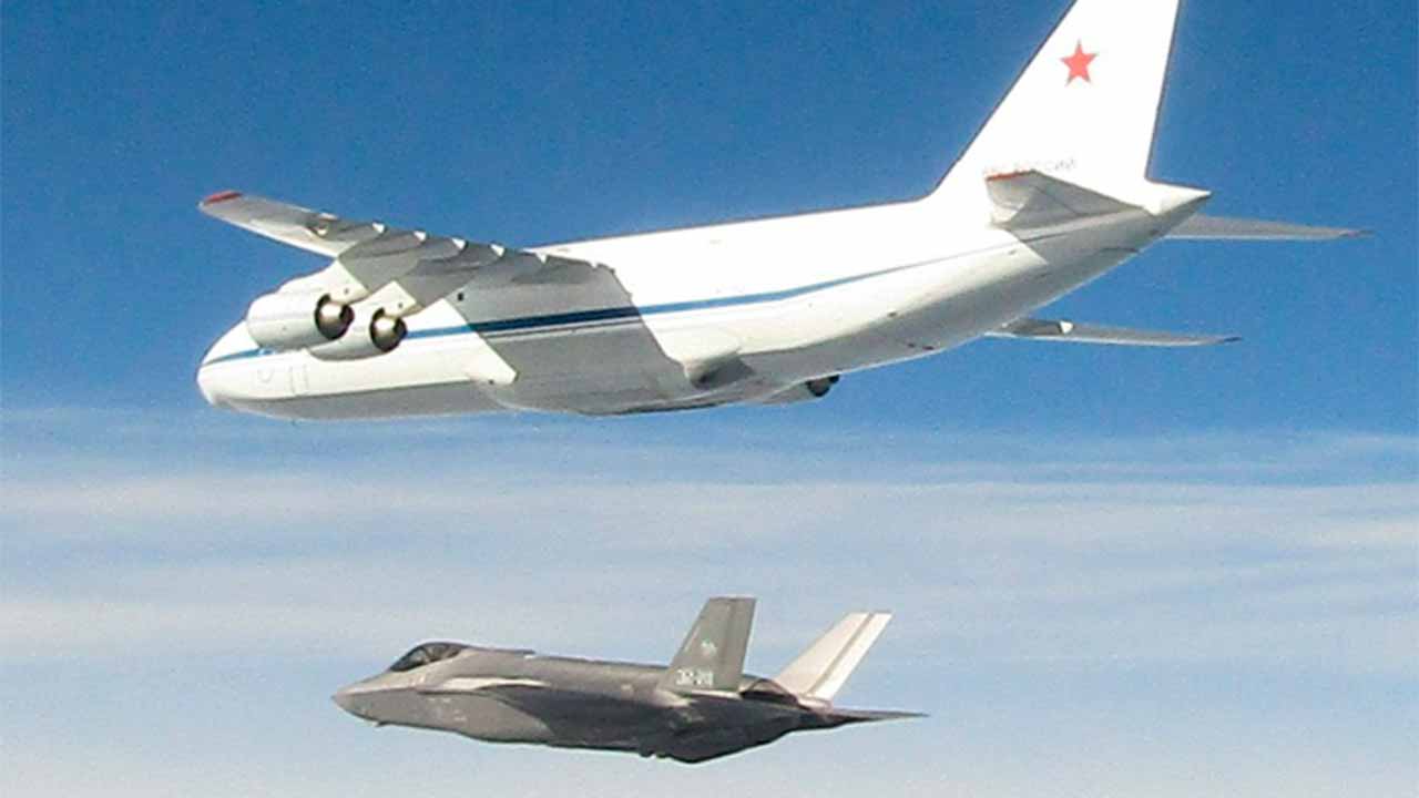 L’Italie envoie des chasseurs F-35 pour intercepter un avion militaire russe dans la Baltique. Photo : X @NATO_AIRCOM