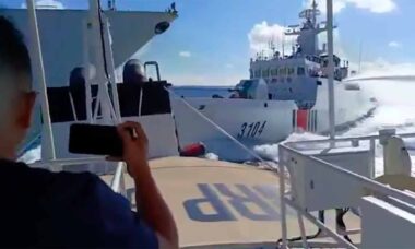 Vídeo: Navios chineses colidem ao tentar interceptar barco filipino em área disputada. X @jaytaryela