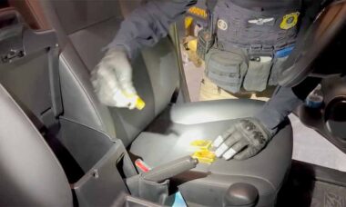 Vídeo: Polícia brasileira faz maior apreensão de ouro da história: 103 kg escondidos em picape. Instagram @prf