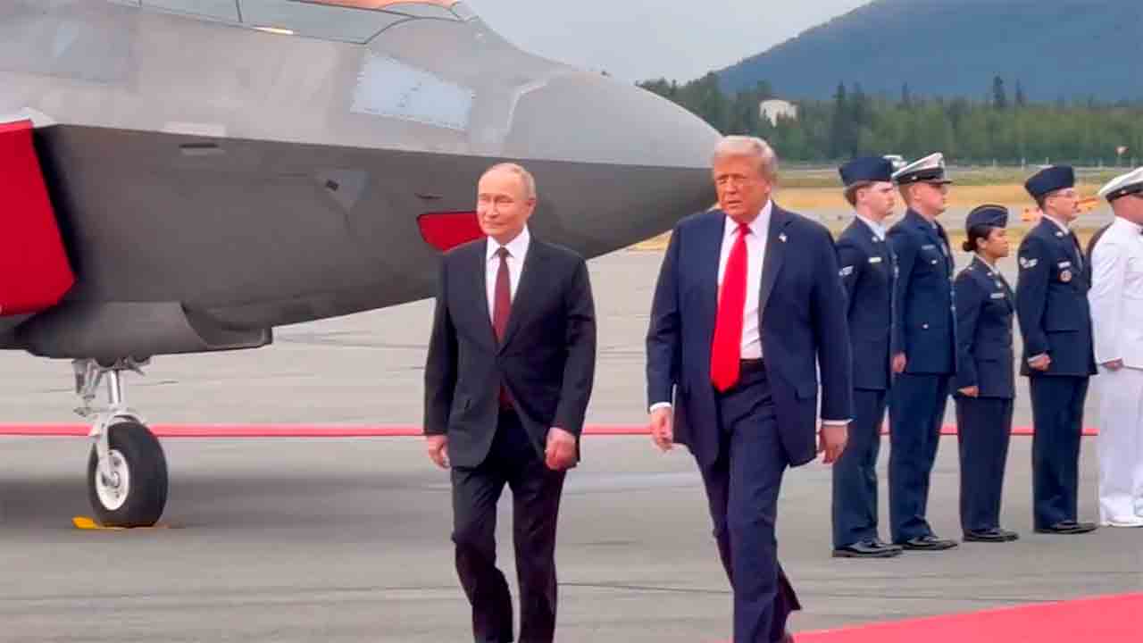 B-2 et F-35 survolent les dirigeants des États-Unis et de la Russie en Alaska. Photo : Département de la Défense des États-Unis