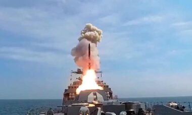 Fragata Marshal Shaposhnikov realiza lançamentos de mísseis Kalibr e Uran no Mar do Japão. Telegram @mod_russia
