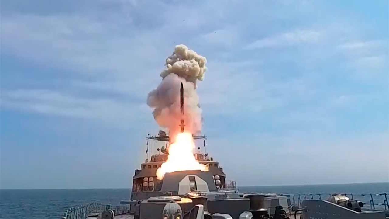 Fragata Marshal Shaposhnikov realiza lançamentos de mísseis Kalibr e Uran no Mar do Japão. Telegram @mod_russia