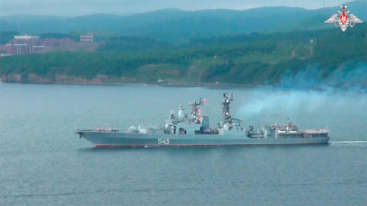 Fragata Marshal Shaposhnikov realiza lançamentos de mísseis Kalibr e Uran no Mar do Japão. Telegram @mod_russia