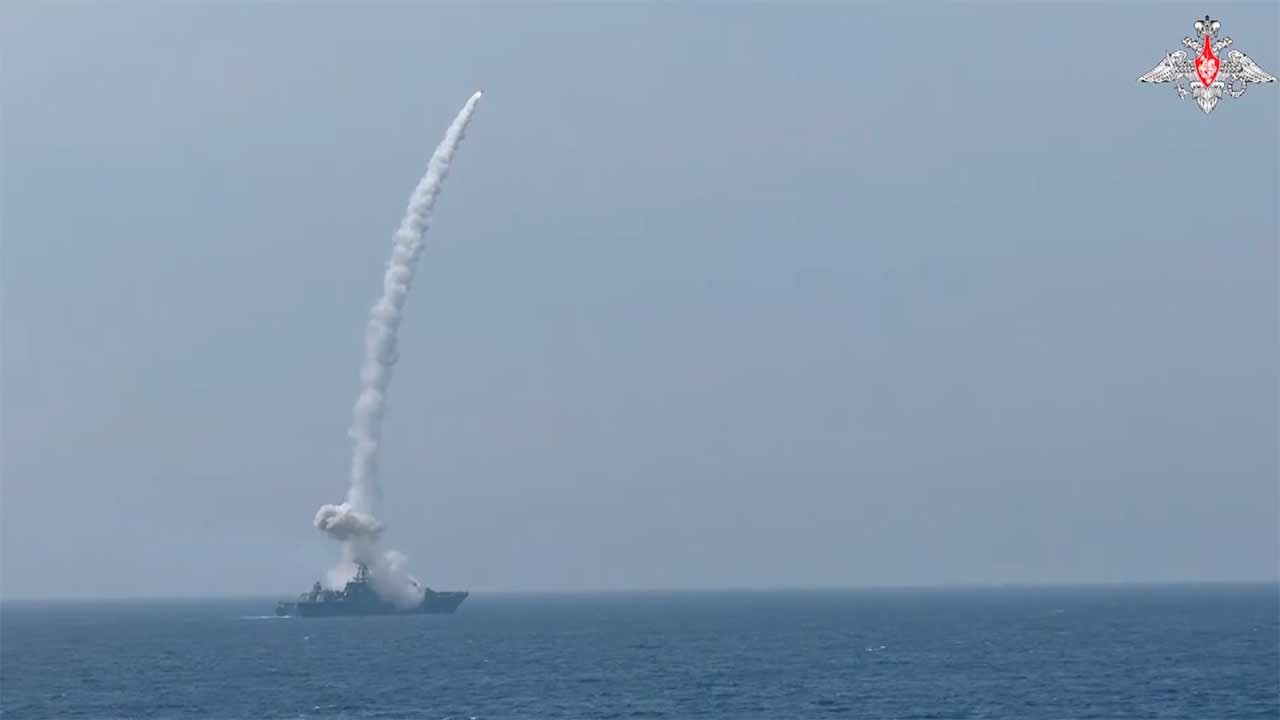 Fragata Marshal Shaposhnikov realiza lançamentos de mísseis Kalibr e Uran no Mar do Japão. Telegram @mod_russia