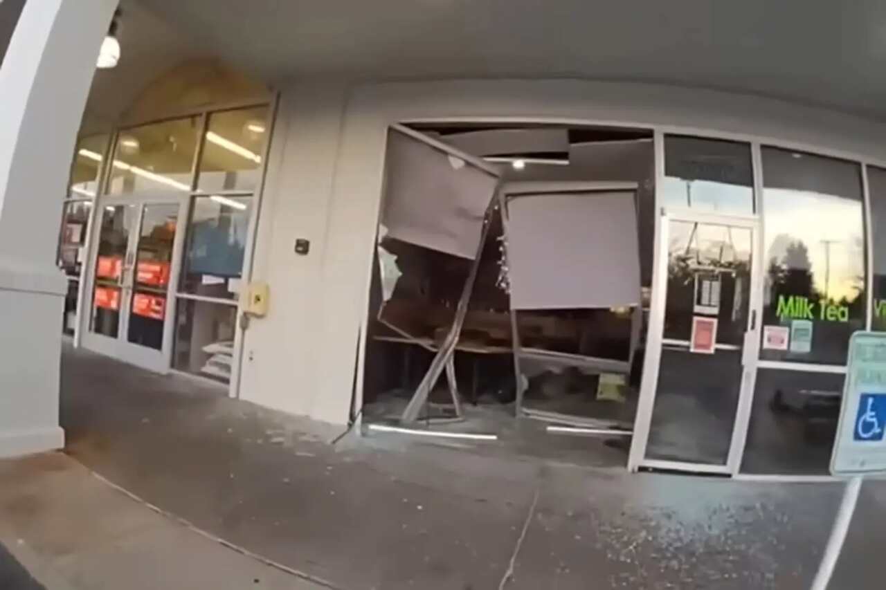 Mislykket bergingsforsøk ender med ødelagt butikkfasade