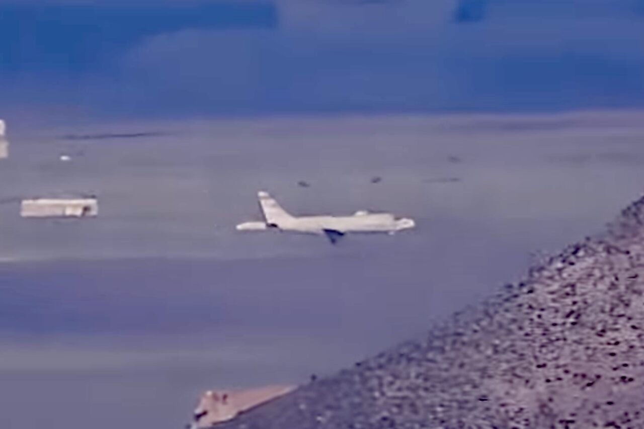Mistério: Avião mais secreto do mundo é visto sobrevoando a Área 51