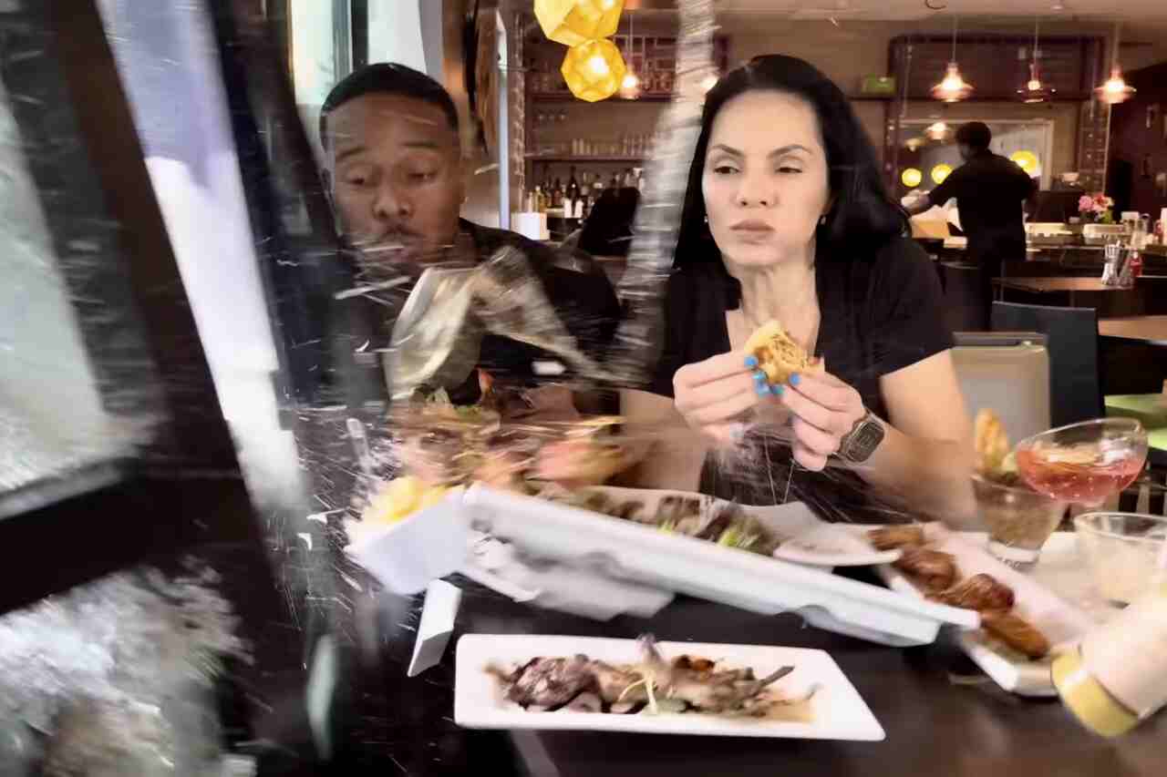 Vídeo: Influencers são atingidos por carro dentro de restaurante enquanto gravavam conteúdo