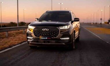 Carros chineses como o Chery Tiggo 8 são usados ativamente como veículos de serviço de oficiais. Foto: Divulgação