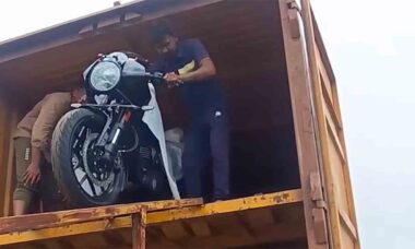 Triumph Thruxton 400. Instagram @hankare_vlogs_official