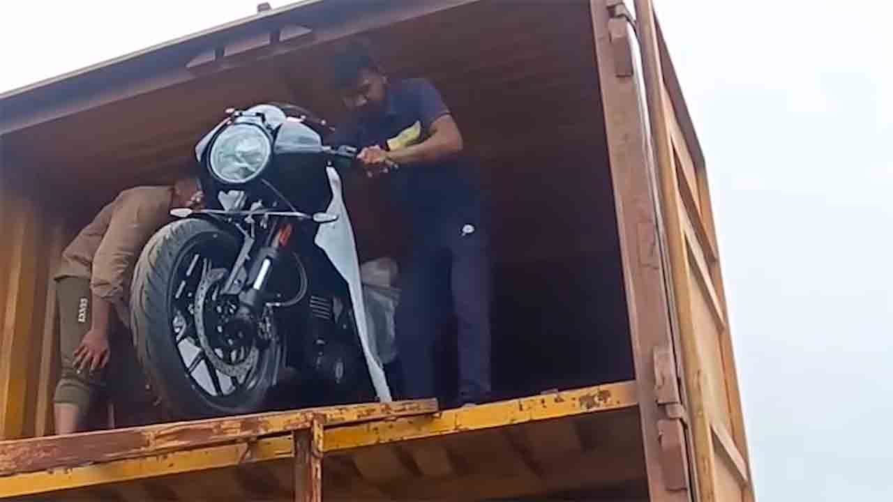 Triumph Thruxton 400. Instagram @hankare_vlogs_official