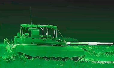 Rússia testa poder de fogo do T-90M em disparos noturnos guiados por UAVs