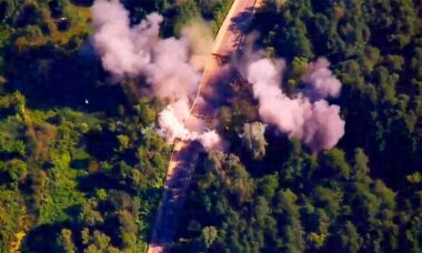 Ucranianos explodem ponte russa com drone FPV na região de Bryansk. Telegram @dronbomber