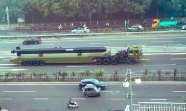 China surpreende com drone submarino gigante em ensaio de parada militar. X @Nickatgreat1220