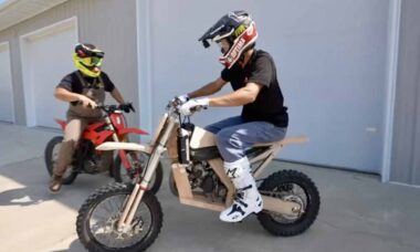 Vídeo: Youtubers constroem moto de madeira totalmente funcional