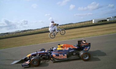 Vídeo mostra atleta escocês de BMX saltando sobre carro de F1 em movimento