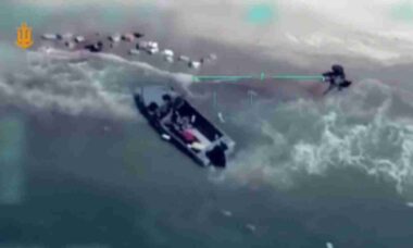 Drone ucraniano Bayraktar destrói barco russo e elimina tropas na região de Kherson