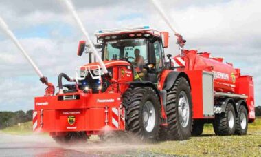 Trator John Deere de 300 cv vira veículo de combate a incêndios e enchentes na Alemanha