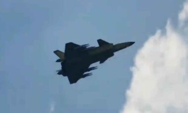 J-20 chinês é flagrado em "Beast Mode" com oito mísseis ar-ar de longo alcance