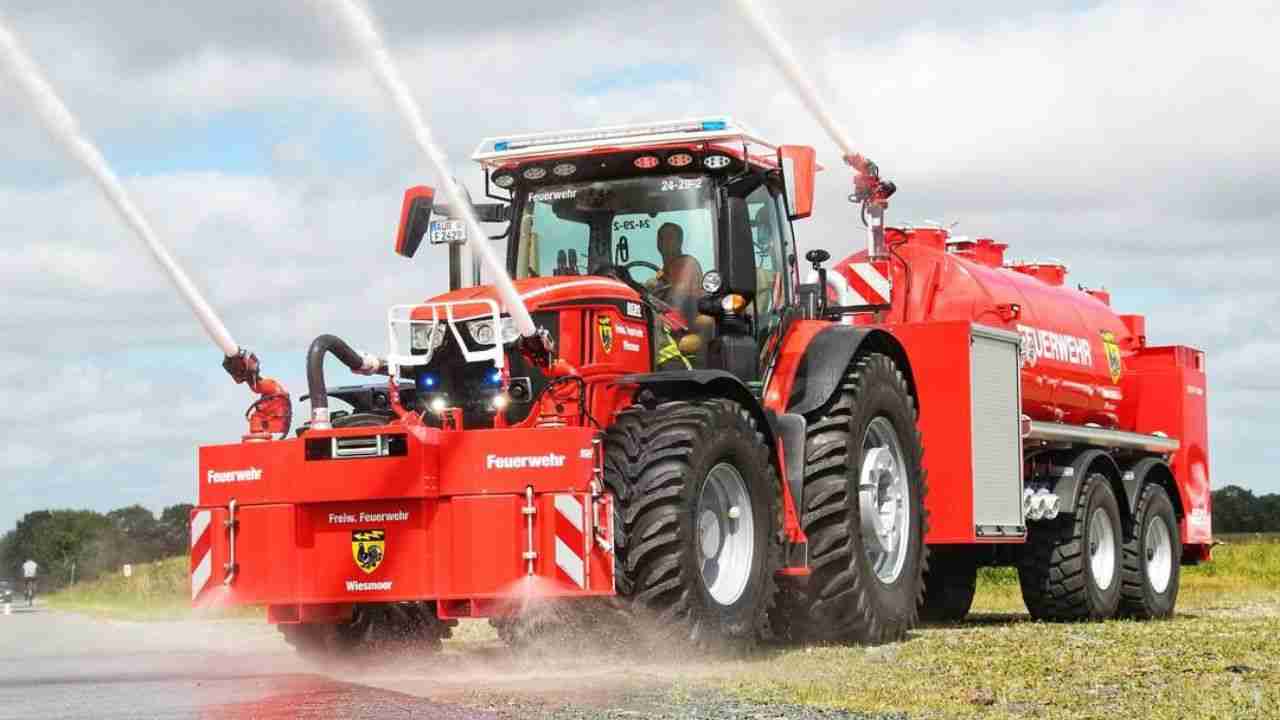 Trator John Deere de 300 cv vira veículo de combate a incêndios e enchentes na Alemanha