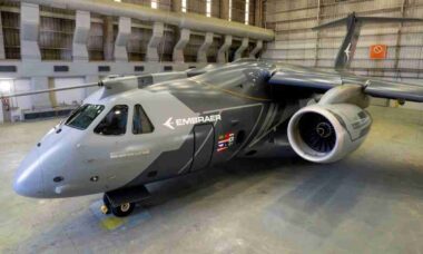 Embraer apresenta novo visual do KC-390 Millennium, avião usado por 11 forças aéreas