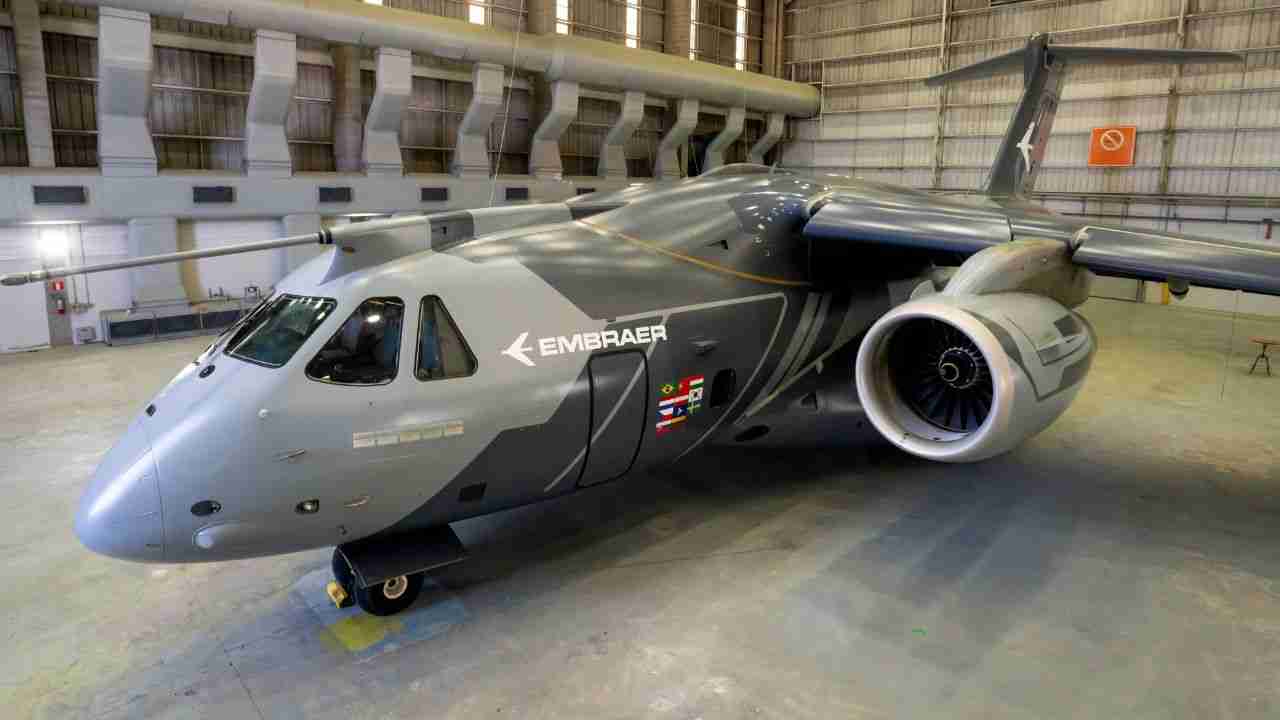 Embraer présente le nouveau design du KC-390 Millennium, avion utilisé par 11 forces aériennes