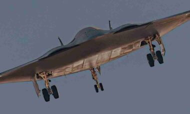 Segundo B-21 Raider realiza voo inaugural e revela detalhes do escape furtivo do motor