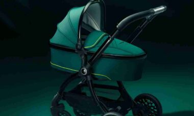 Aston Martin lança carrinho de bebê de luxo inspirado em seus carros icônicos