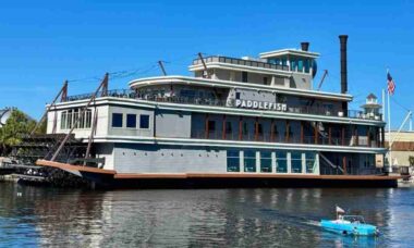 Restaurante flutuante da Disney é alvo de assalto por mergulhador que foge nadando