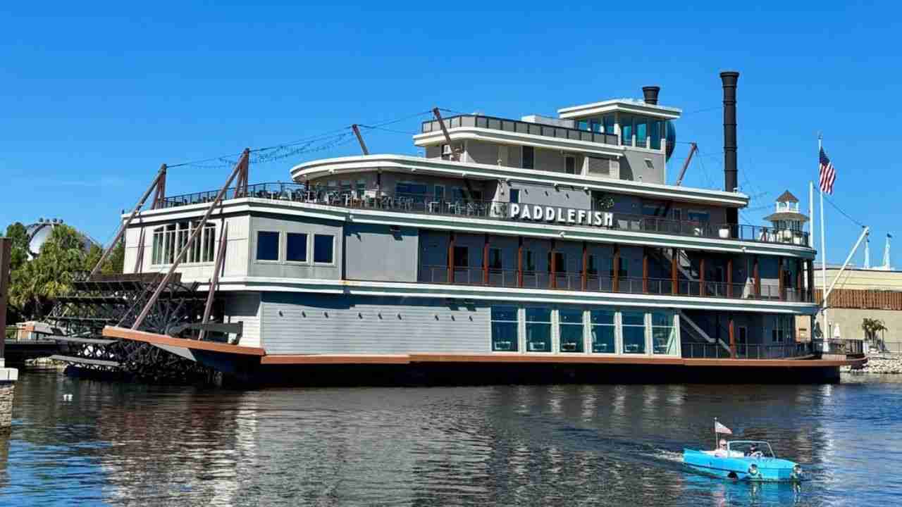 Restaurante flutuante da Disney é alvo de assalto por mergulhador que foge nadando