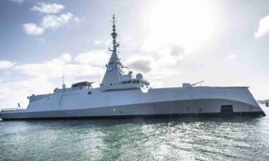 Fragata FDI Amiral Ronarc’h entra em serviço em Brest e amplia capacidade da Marinha Francesa