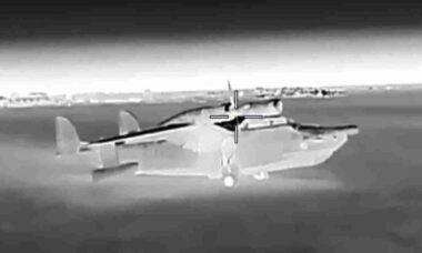 Ucrânia destrói raros aviões Be-12 russos em ataque histórico com drones na Crimeia