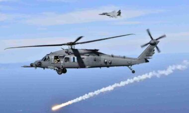 EUA testam defesa de helicópteros HH-60 contra caça F-15 em simulação sobre o mar