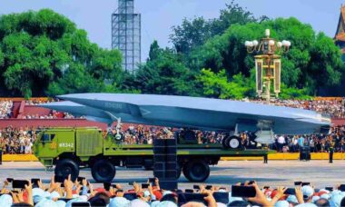 China revela novos drones de combate furtivos em desfile do Dia da Vitória