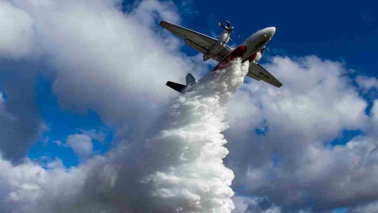 Avião ucraniano AN-32P ajuda Montenegro a combater incêndios com apoio dos Emirados Árabes