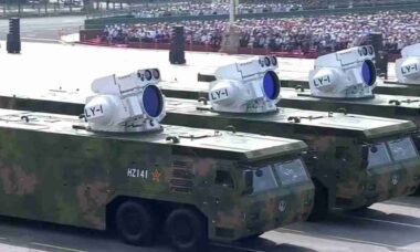 China revela arma a laser naval LY-1 para defesa contra drones e mísseis