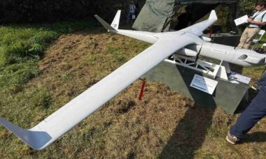 Rússia apresenta drone "mãe" RD-8 controlado via Starlink com alcance de 150 km