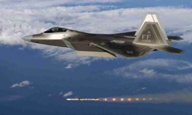F-22 Raptor realiza disparo recorde com míssil AIM-120 AMRAAM durante teste nos EUA
