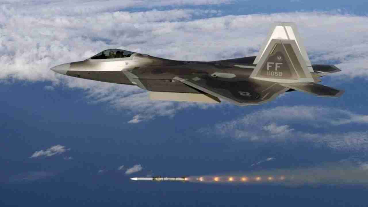 F-22 Raptor führt Rekordschuss mit AIM-120 AMRAAM-Rakete während eines Tests in den USA durch