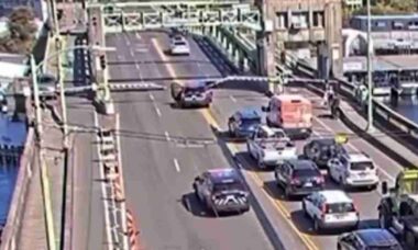 Motorista salta ponte móvel de Seattle com Audi Q5 roubado para fugir da polícia