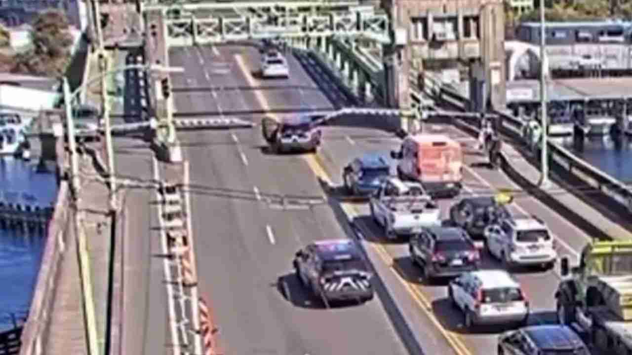 運転手が盗まれたAudi Q5でシアトルの可動橋を飛び越え警察から逃走