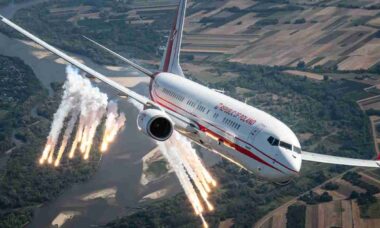 Boeing 737 da Força Aérea Polonesa impressiona ao lançar flares em ensaio aéreo