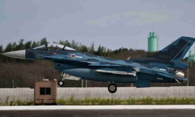 Japão inicia modernização de caças F-2 com novos mísseis ar-ar AAM-5B