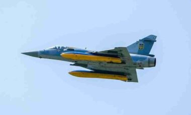 Mirage 2000 ucraniano é revelado em foto inédita com tanques externos e mísseis