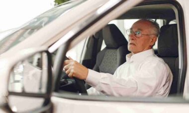 GM estuda sistema que alerta familiares sobre riscos de motoristas idosos ao volante