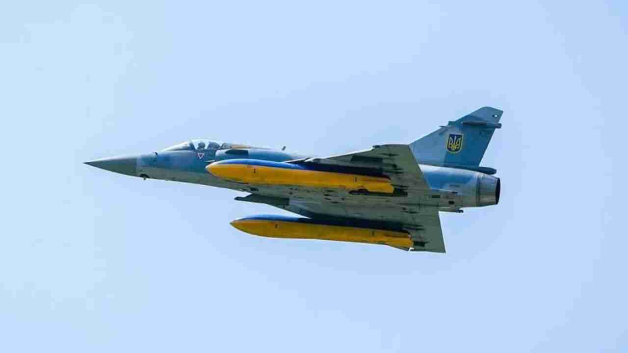 Mirage 2000 ucraniano é revelado em foto inédita com tanques externos e mísseis