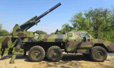 Sérvia apresenta morteiro pesado autopropulsado de 203 mm com alta mobilidade e precisão