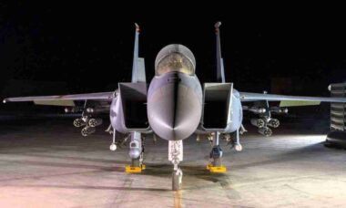 F-15E Strike Eagle ganha foguetes a laser para reforçar defesa contra drones e mísseis