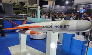 Taiwan apresenta drone kamikaze Mighty Hornet IV com velocidade de até 980 km/h