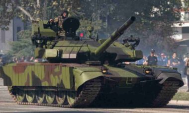 Sérvia revela tanque M-84AC3 modernizado com proteção ativa em desfile militar