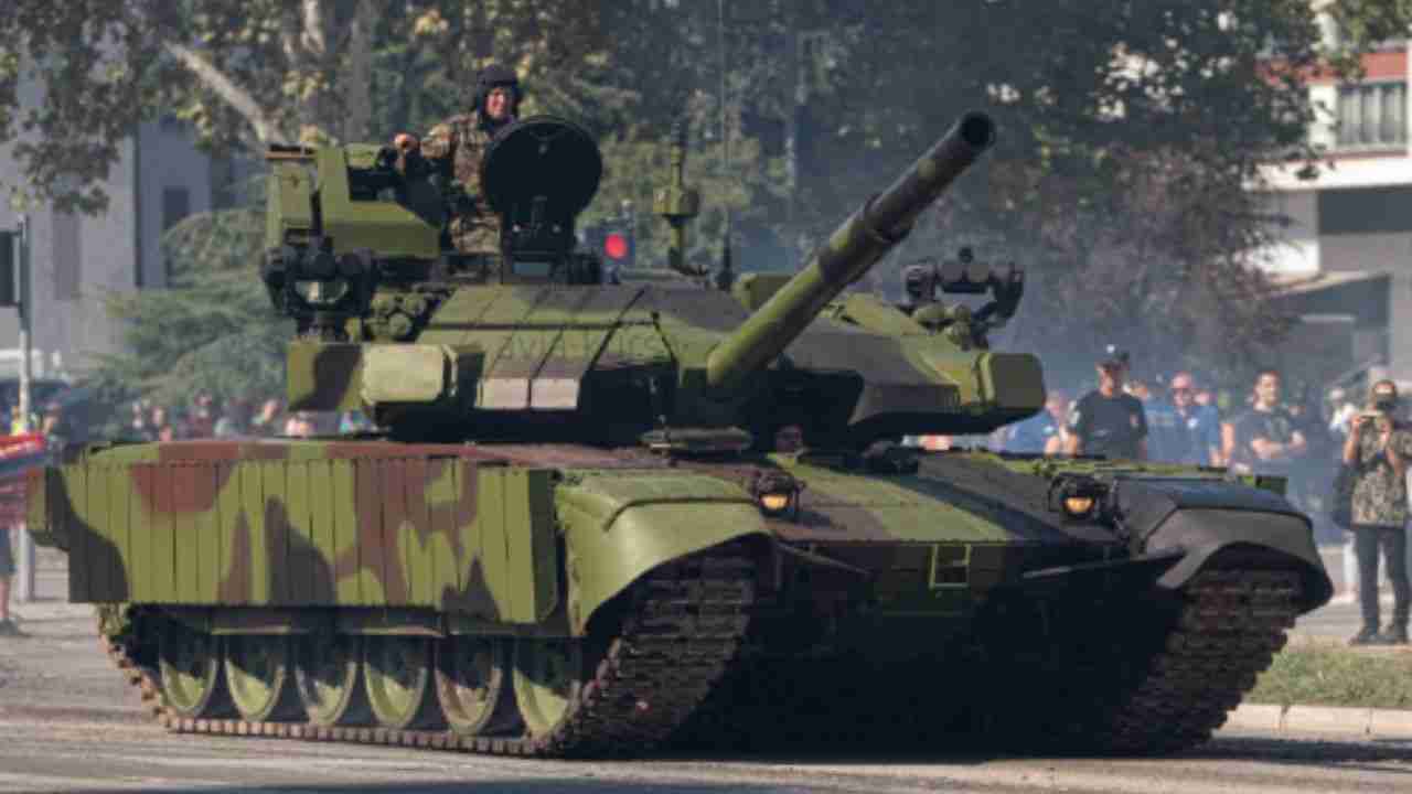 Servië onthult M-84AC3 tank met actieve bescherming tijdens militaire parade